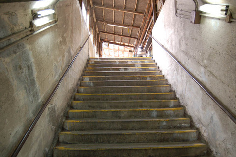 03古びた階段.JPG